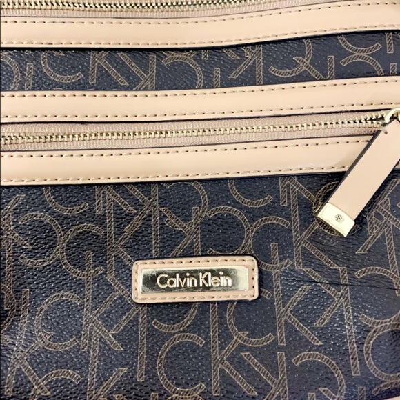 Women branded bags/purses - Picture 6 of 7